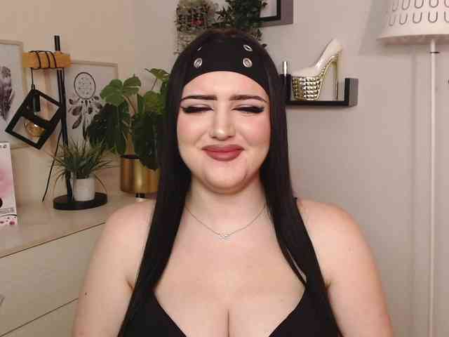 Miabrunette22 webcam