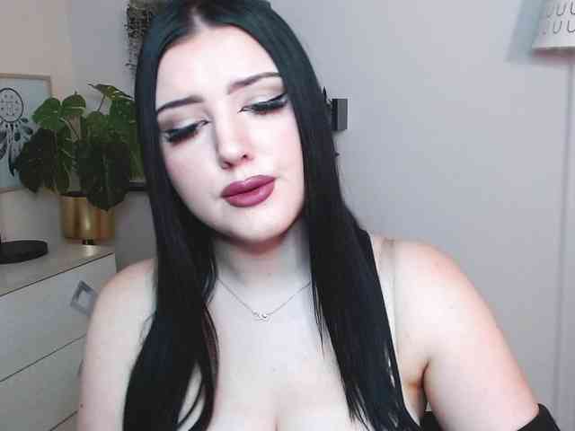 Miabrunette22 webcam