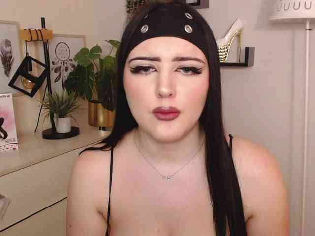 Miabrunette22 webcam