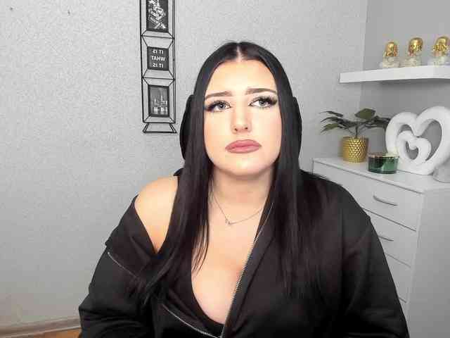 Miabrunette22 webcam