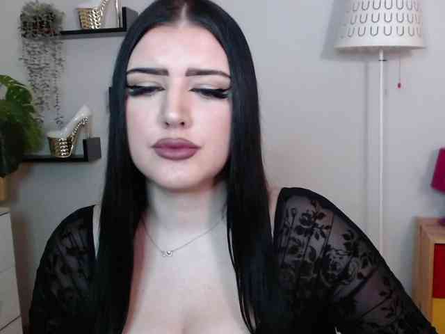 Miabrunette22 webcam
