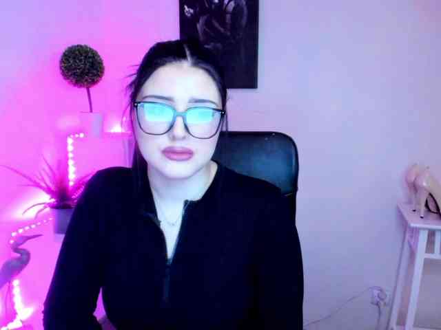 Miabrunette22 webcam