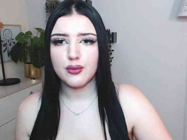 Miabrunette22 webcam