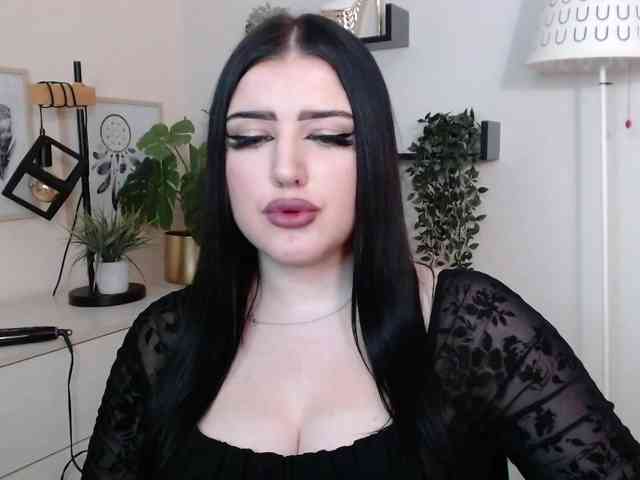 Miabrunette22 webcam