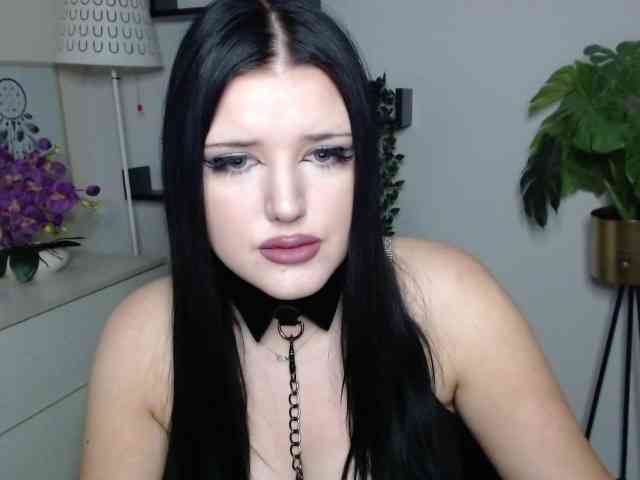 Miabrunette22 webcam