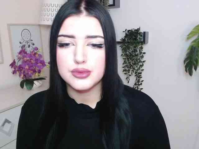 Miabrunette22 webcam