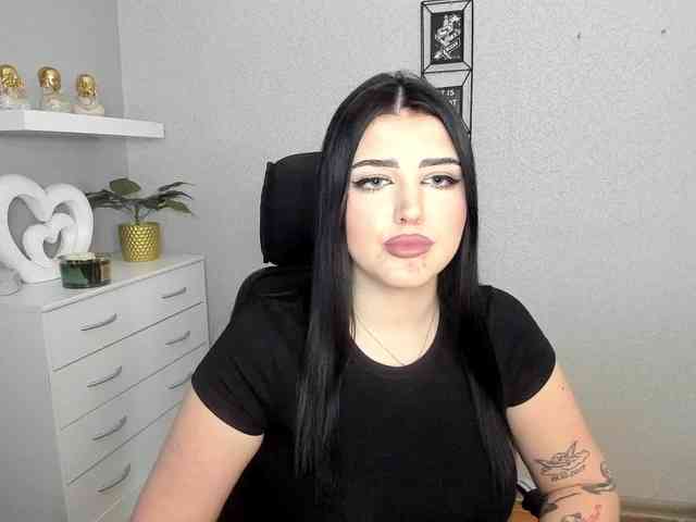 Miabrunette22 webcam