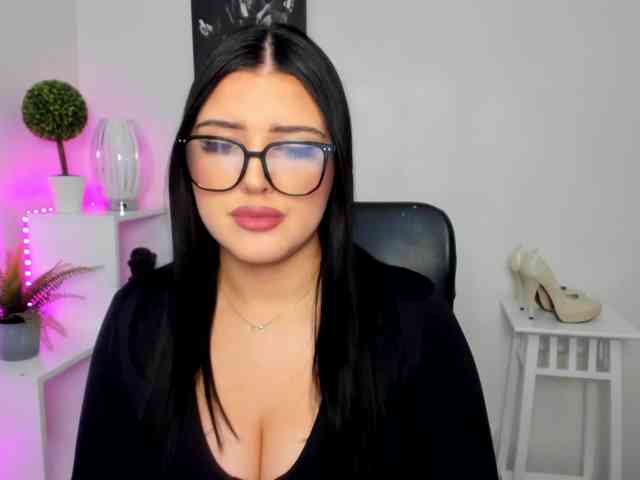 Miabrunette22 webcam