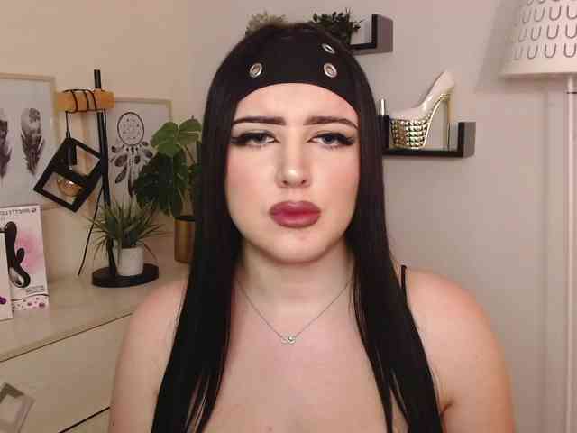 Miabrunette22 webcam