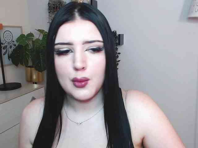 Miabrunette22 webcam
