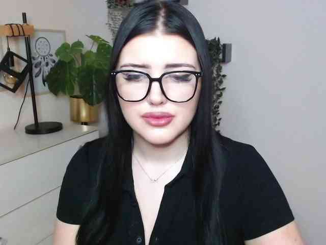 Miabrunette22 webcam