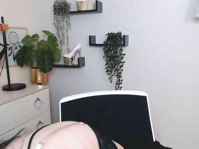 Miabrunette22 webcam