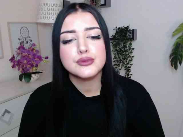 Miabrunette22 webcam