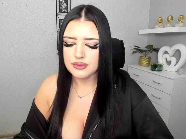 Miabrunette22 webcam