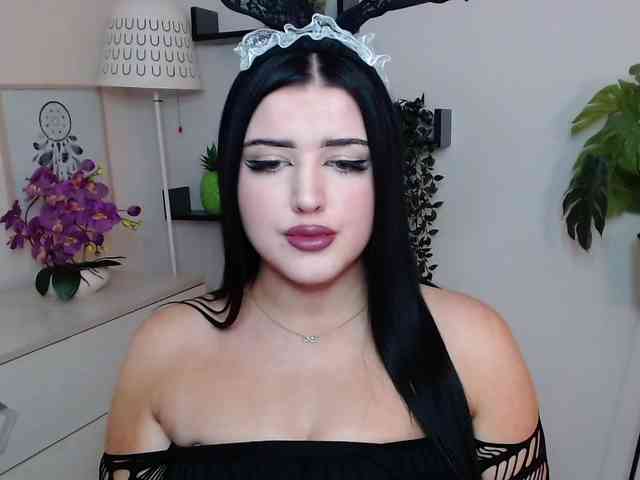 Miabrunette22 webcam