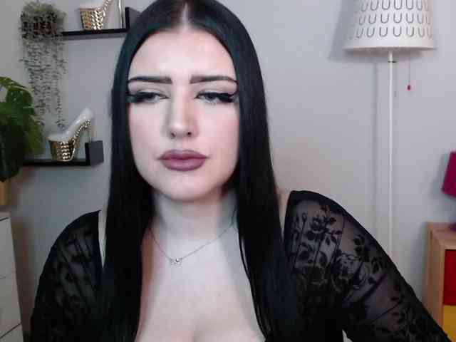 Miabrunette22 webcam