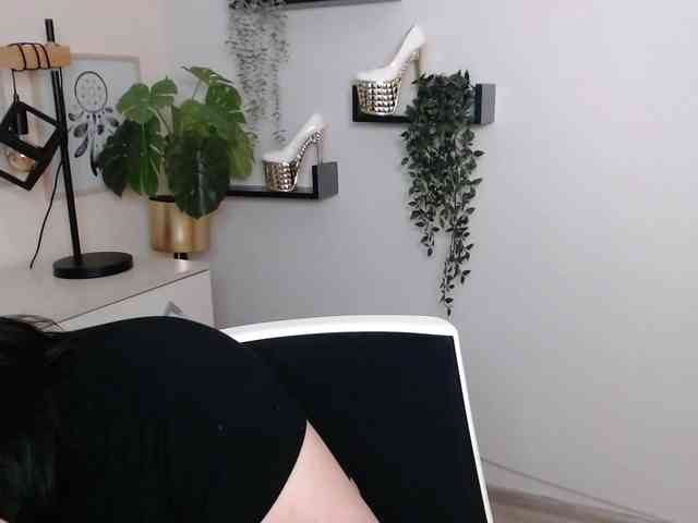 Miabrunette22 webcam