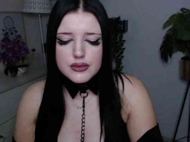 Miabrunette22 webcam