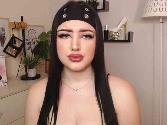 Miabrunette22 webcam