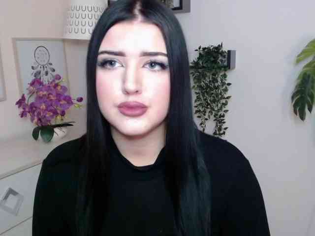 Miabrunette22 webcam