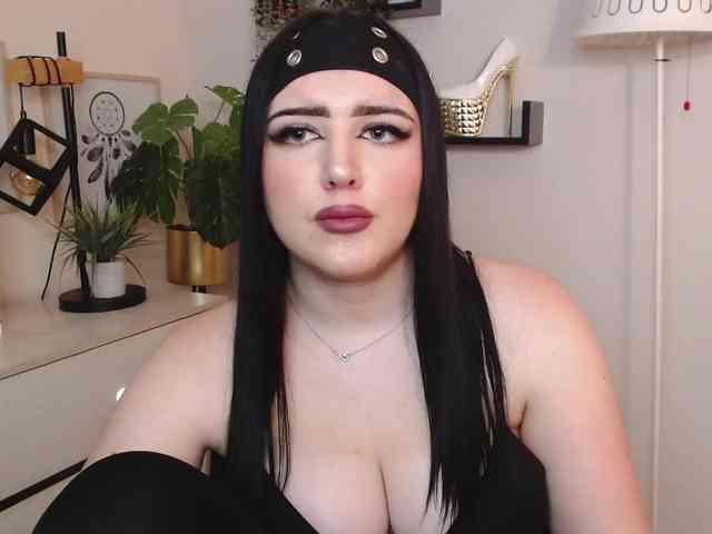 Miabrunette22 webcam