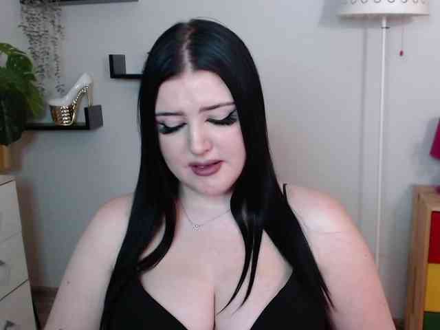 Miabrunette22 webcam