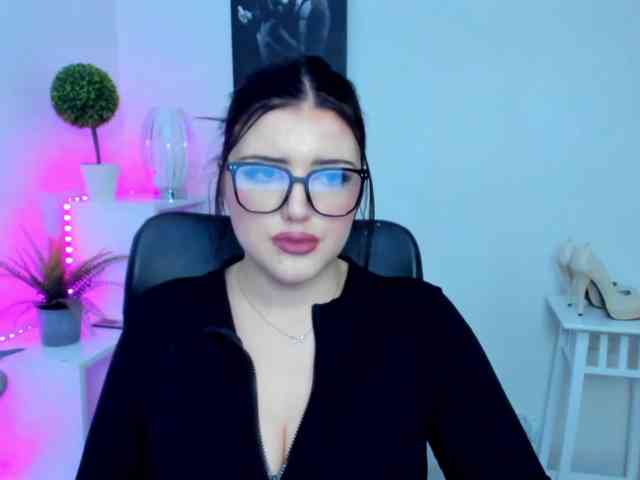 Miabrunette22 webcam