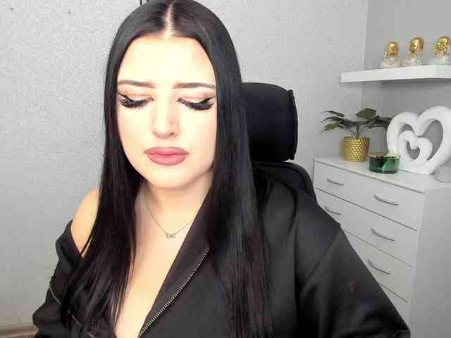 Miabrunette22 webcam