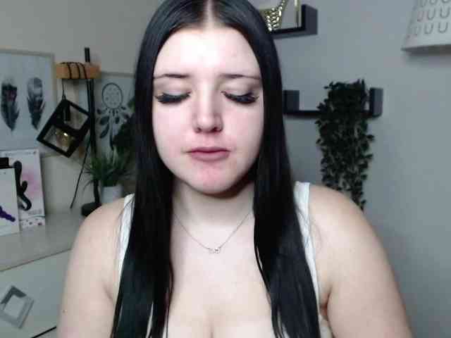 Miabrunette22 webcam