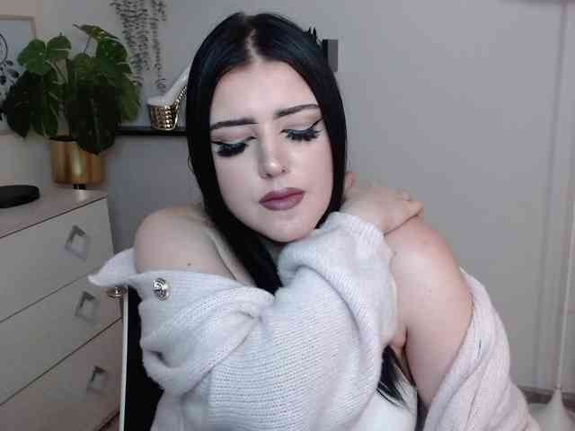 Miabrunette22 webcam