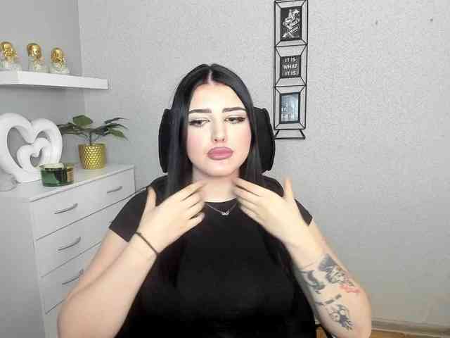 Miabrunette22 webcam