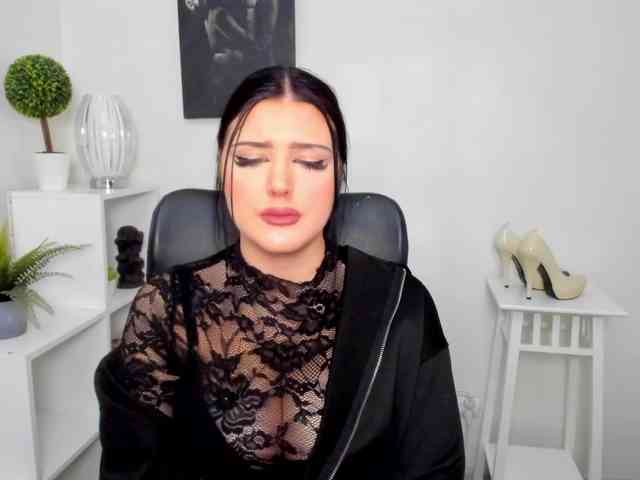 Miabrunette22 webcam