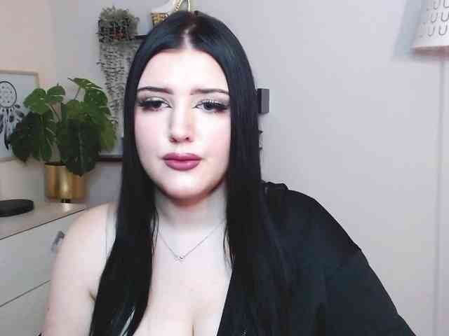 Miabrunette22 webcam