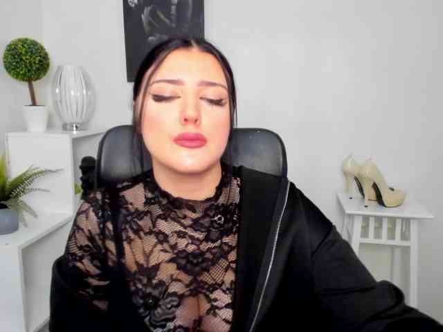 Miabrunette22 webcam