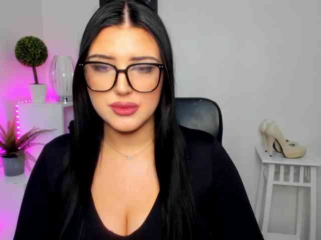 Miabrunette22 webcam