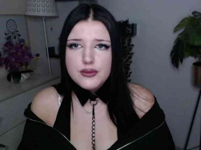 Miabrunette22 webcam