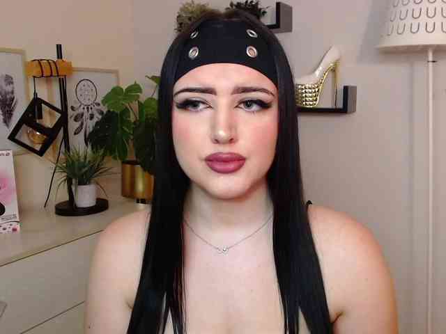 Miabrunette22 webcam