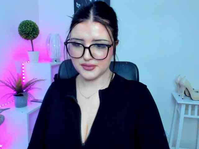 Miabrunette22 webcam