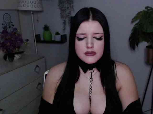 Miabrunette22 webcam