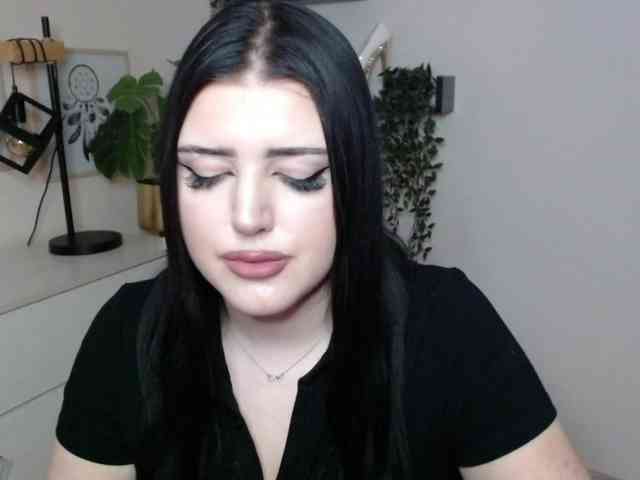 Miabrunette22 webcam