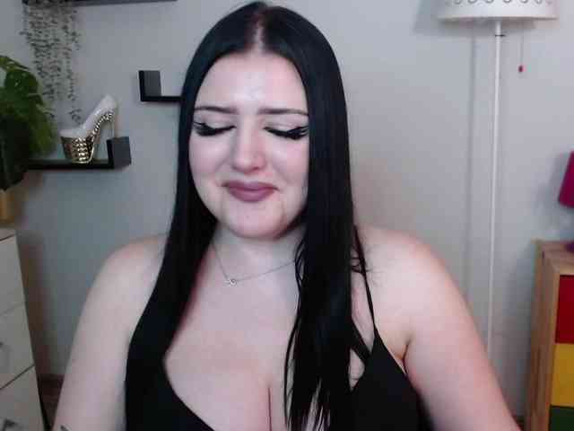 Miabrunette22 webcam