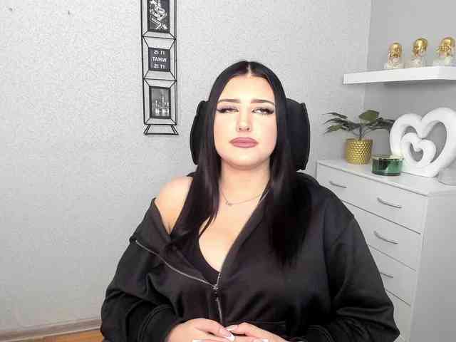 Miabrunette22 webcam