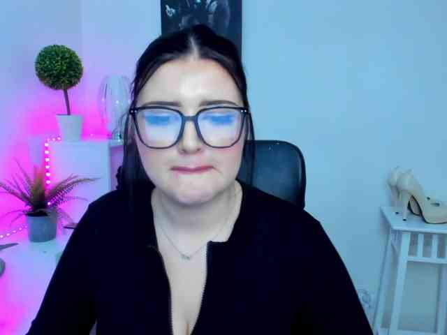 Miabrunette22 webcam