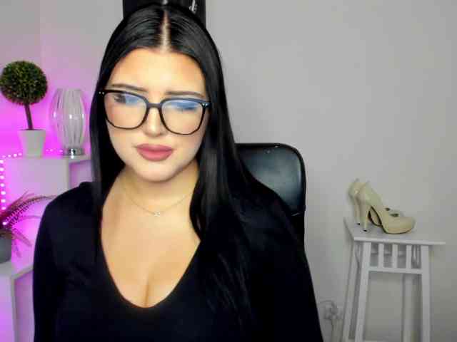 Miabrunette22 webcam