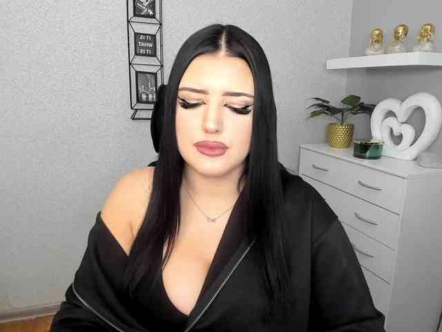 Miabrunette22 webcam