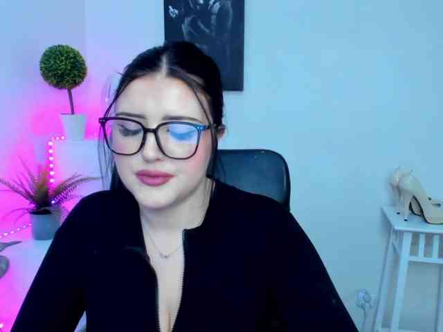 Miabrunette22 webcam