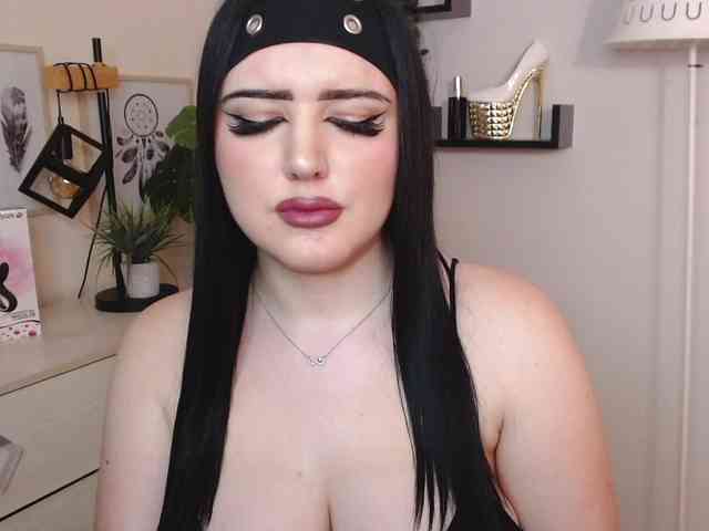 Miabrunette22 webcam