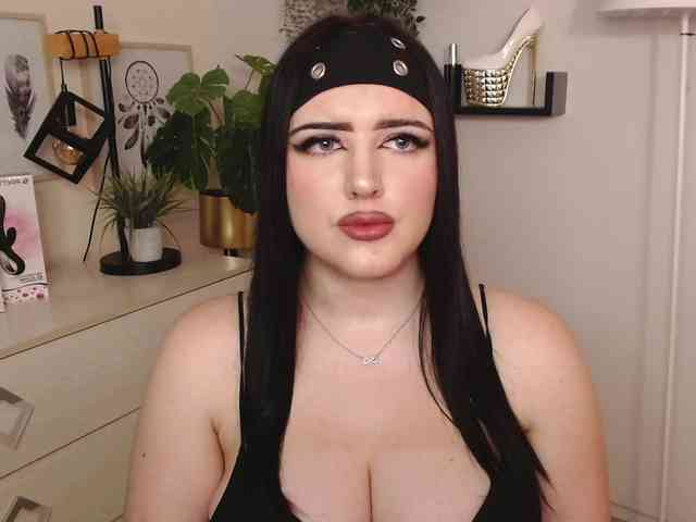 Miabrunette22 webcam