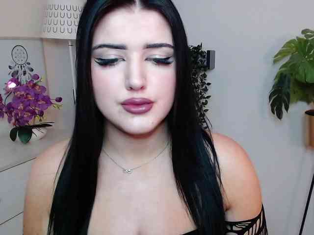 Miabrunette22 webcam