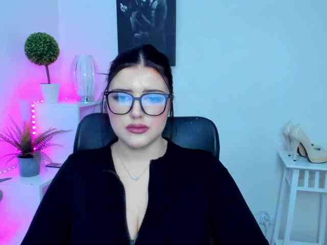 Miabrunette22 webcam